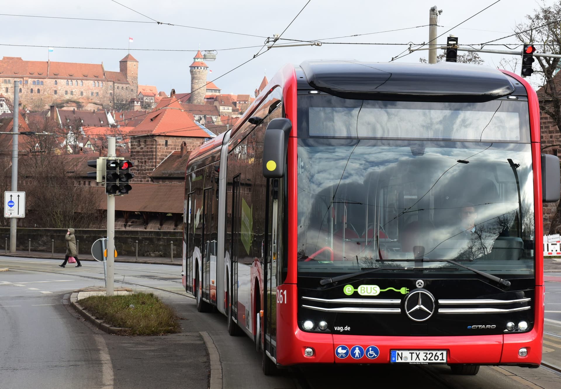 Nachhaltige Innovation im ÖPNV: Geschäftsführer Paul Kienberger über die Einführung der E-Busse und die Vorteile des neuen eCitaro für den umweltfreundlichen Linienverkehr