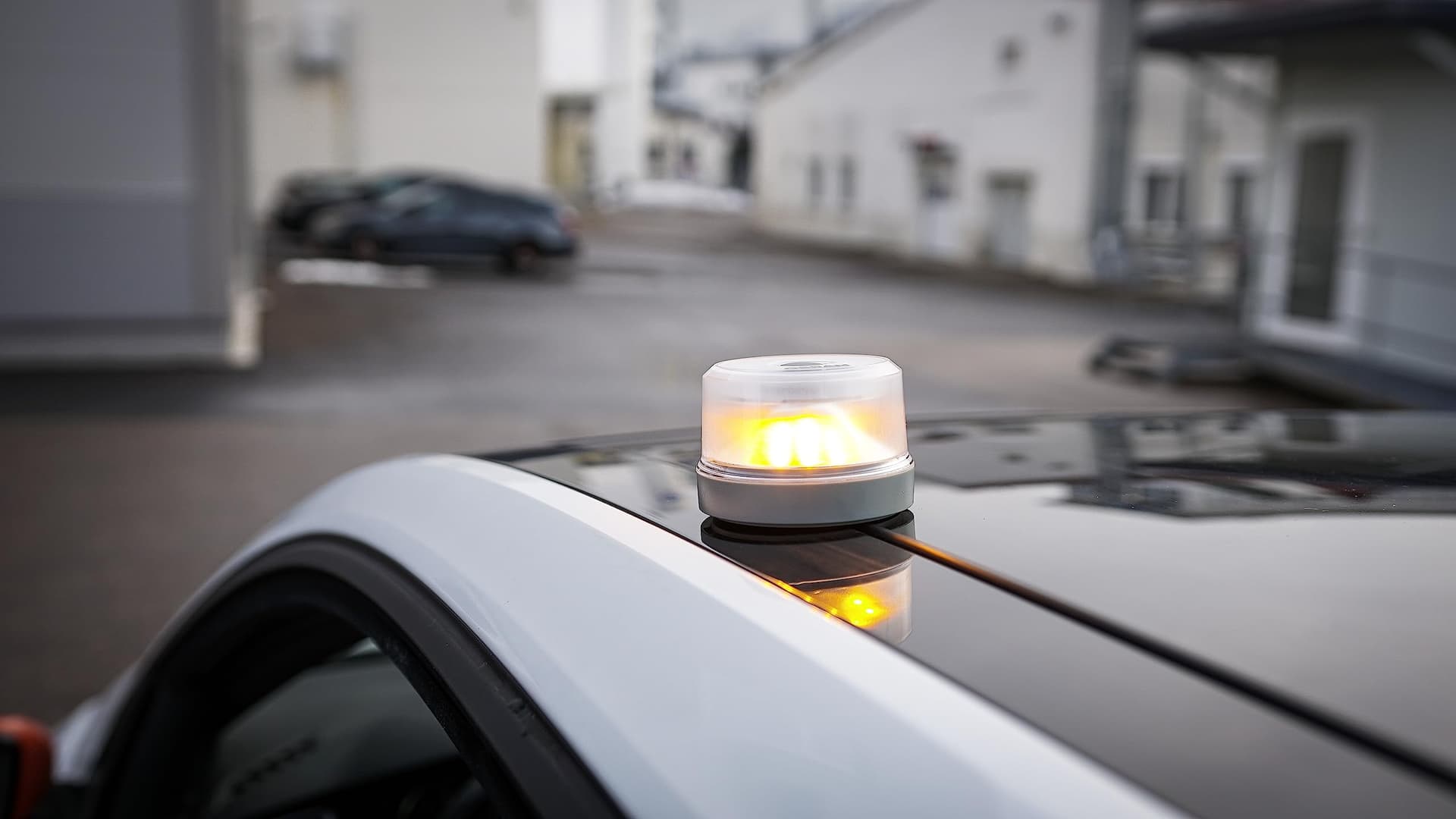 Pannenhilfe neu definiert: Die Warnleuchte V16 mit Magnetbefestigung