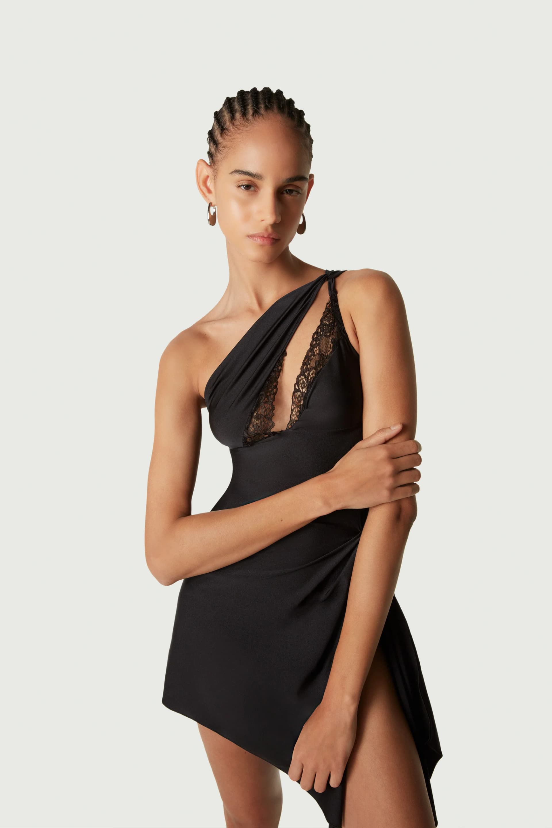 Schwarzes Minikleid „Linda“: Der perfekte Mix aus Eleganz und Sexappeal