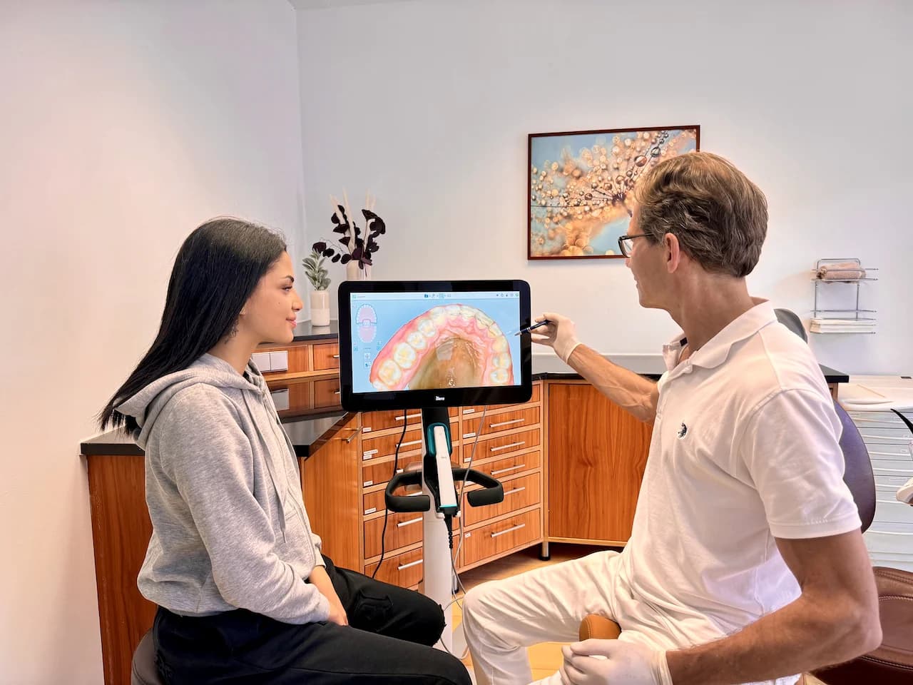 Invisalign Dauer: Wie lange dauert die Behandlung mit der transparenten Zahnschiene?