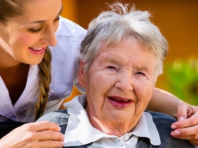 24 Stunden Pflege: So finden Sie die ideale Pflegekraft für individuelle Bedürfnisse