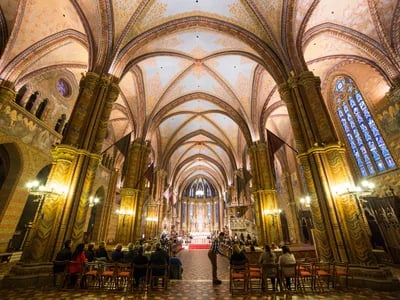Architektur und Vergangenheit vereint: Die Burgkirche in Ingelheim im Wandel der Zeit