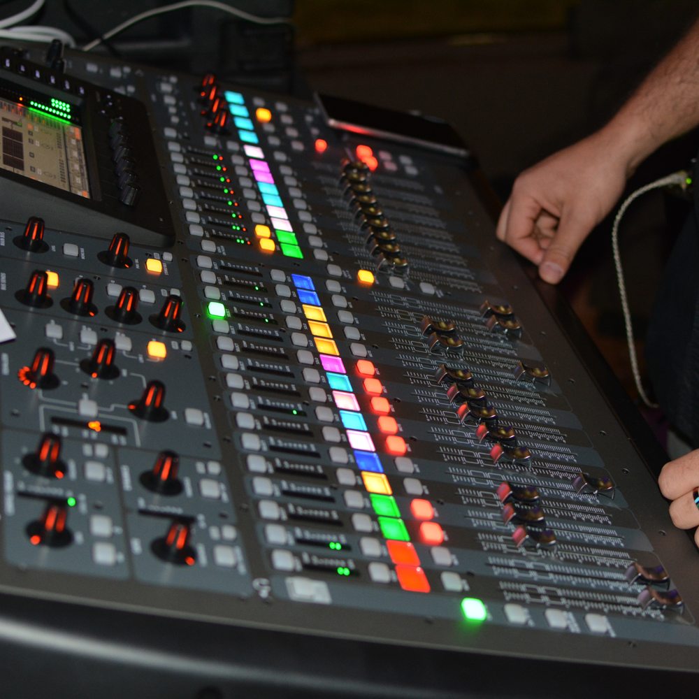 DJ Equipment mieten: Hochwertige Sound- und Lichttechnik für Events