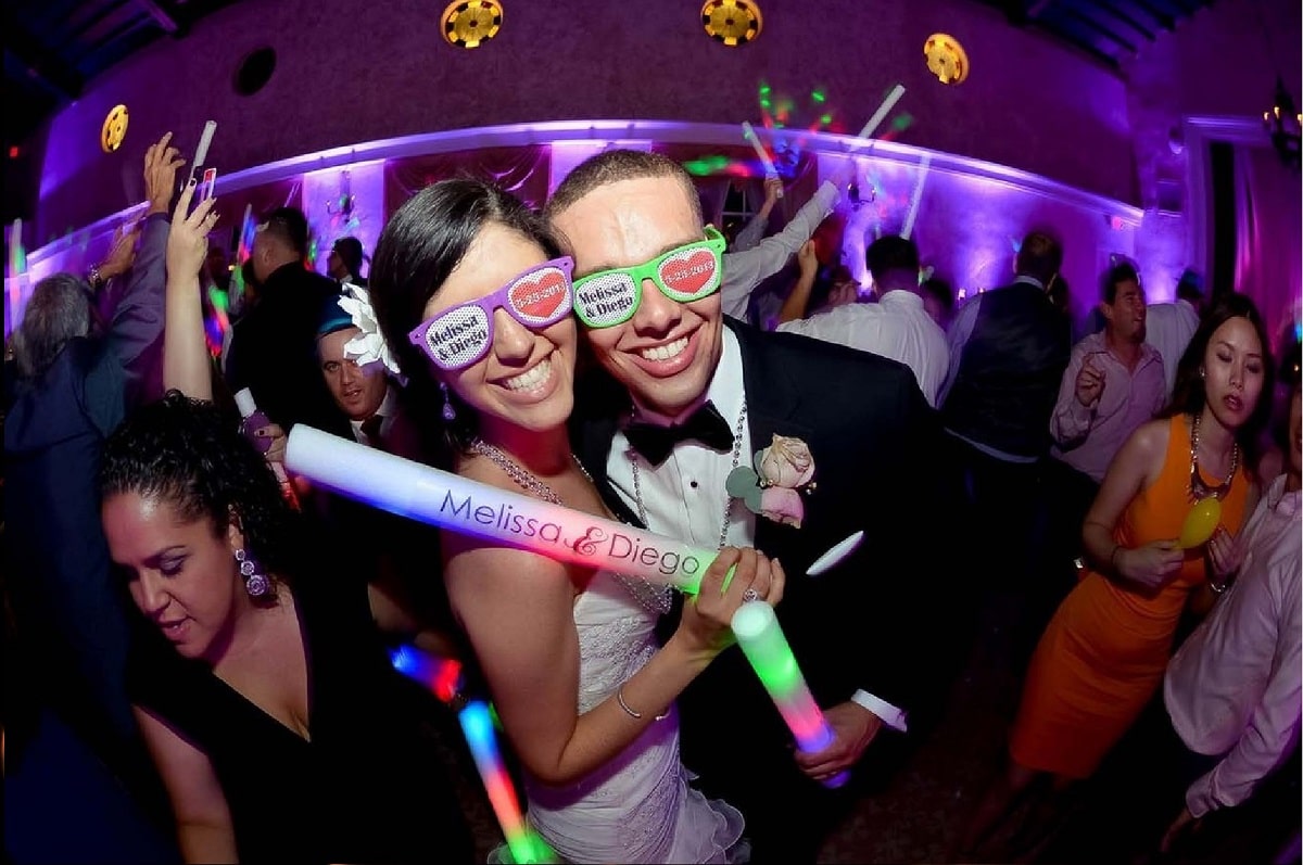 Liebe und Melodie in Einklang bringen: Die Magie von Wedding DJ Chronicles entdecken