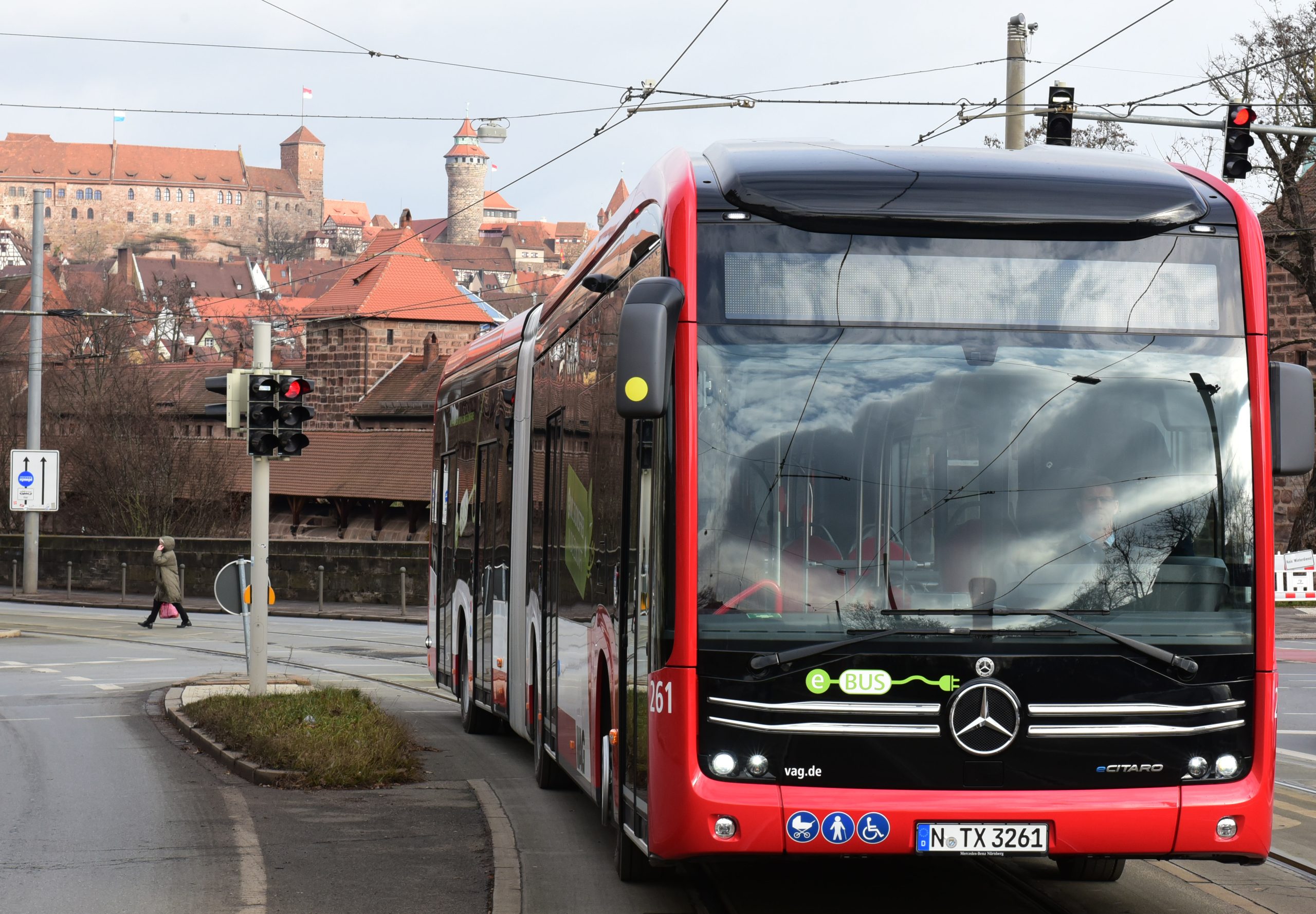 Nachhaltige Innovation im ÖPNV: Geschäftsführer Paul Kienberger über die Einführung der E-Busse und die Vorteile des neuen eCitaro für den umweltfreundlichen Linienverkehr