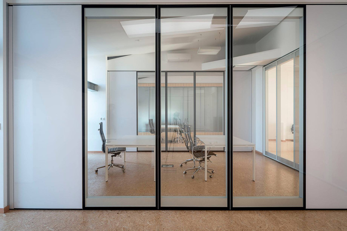 Studio 30: Maßgeschneiderte Lösungen aus Glas für elegante und funktionale Raumtrennung in Büros und Gewerbeflächen
