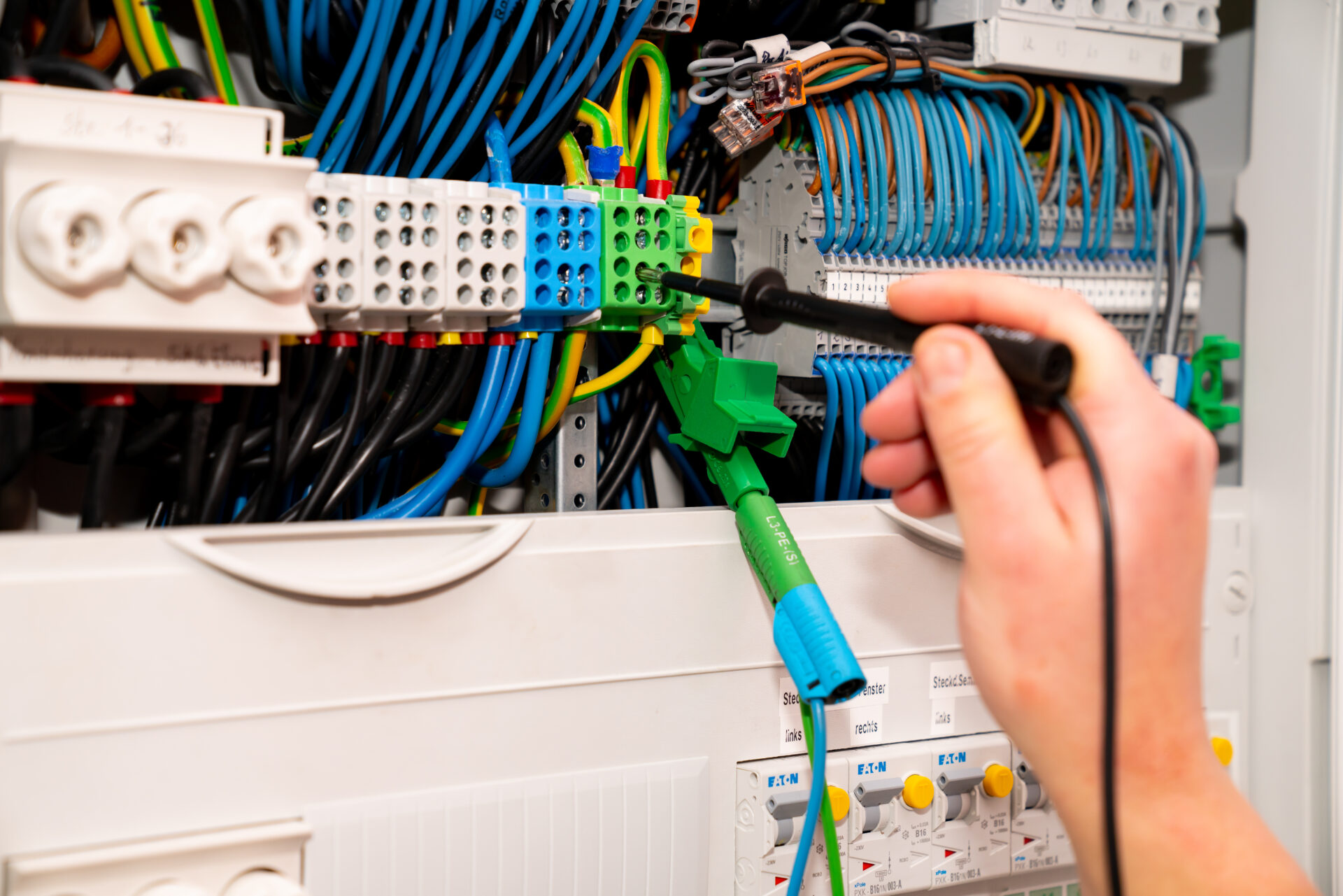 Regelmäßige Prüfung ortsfester elektrischer Anlagen: Ein Leitfaden für Fachkräfte