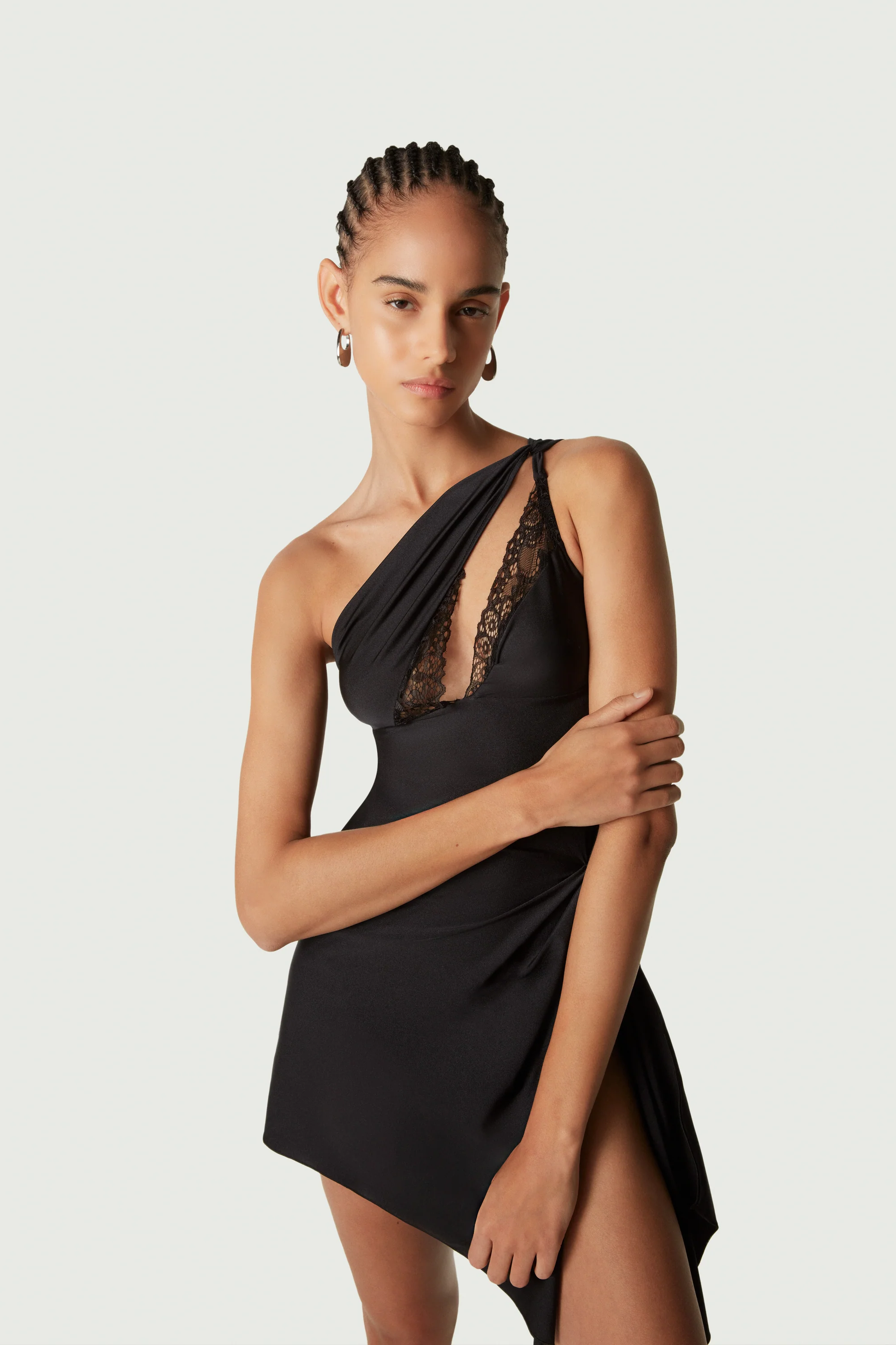 Schwarzes Minikleid „Linda“: Der perfekte Mix aus Eleganz und Sexappeal