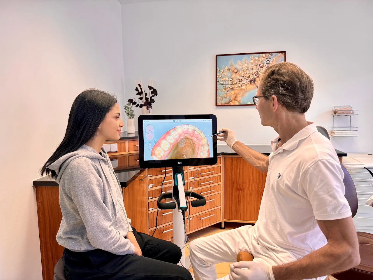 Invisalign Dauer: Wie lange dauert die Behandlung mit der transparenten Zahnschiene?