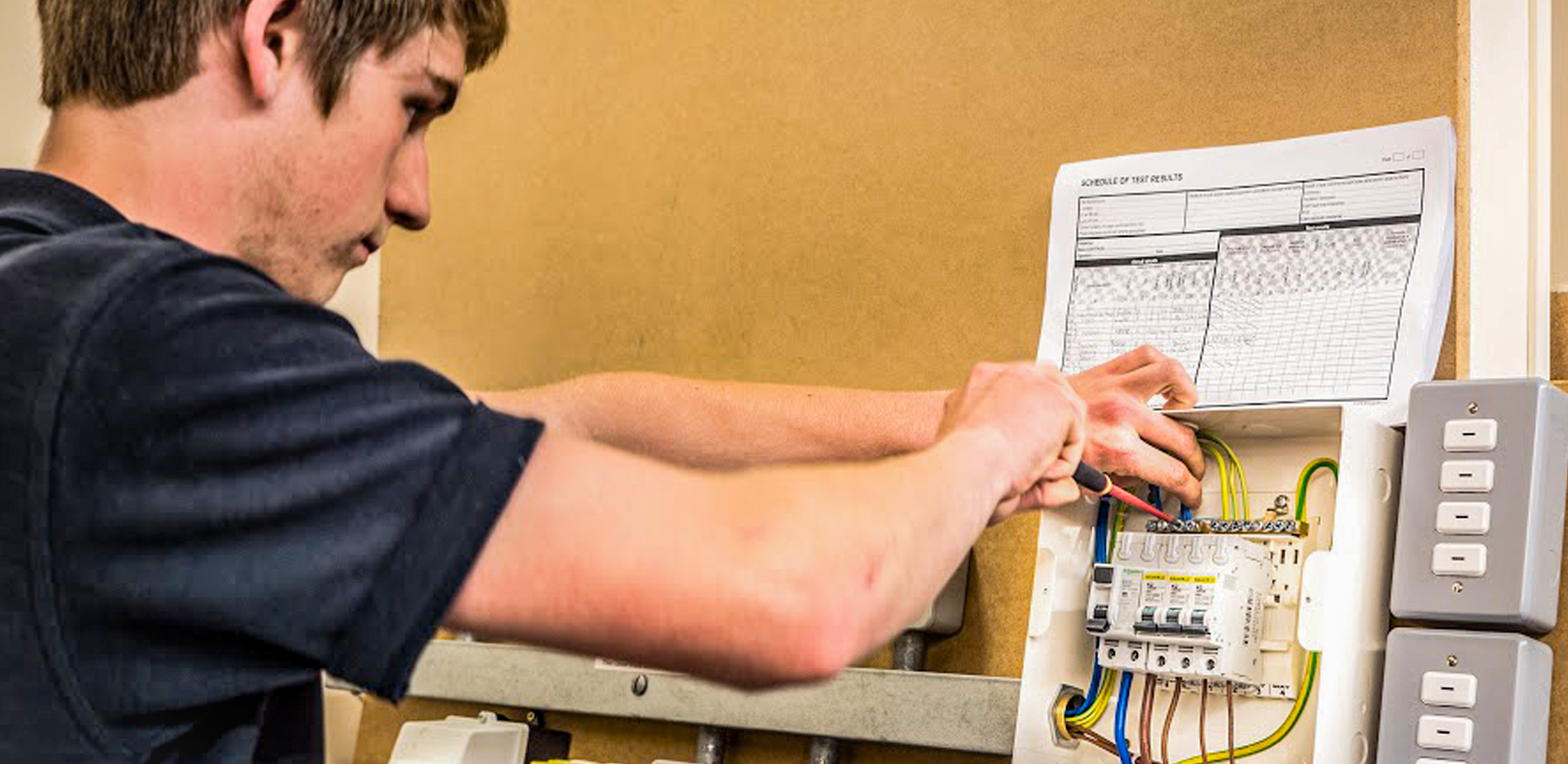 Prüfung elektrischer Anlagen in Industrieunternehmen: Besondere Herausforderungen