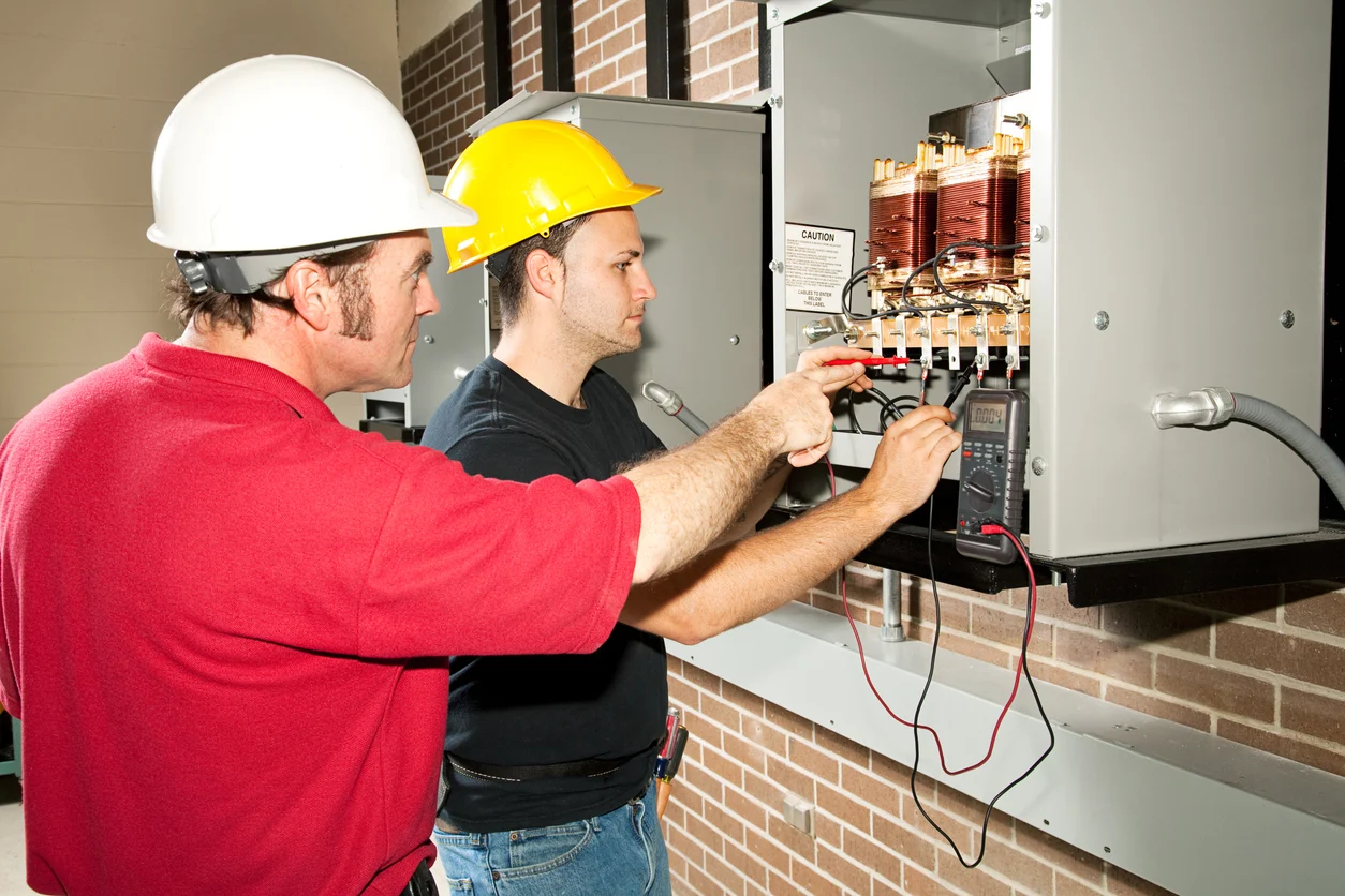 Was ist der Zusammenhang zwischen der DGUV V3 Prüfung und der UVV Prüfung bei der Inspektion von elektrischen Anlagen?
