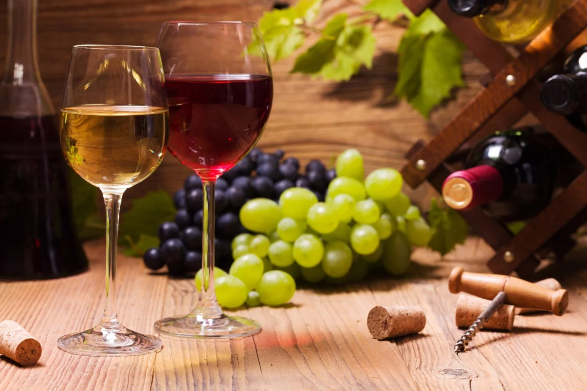 Verwöhnen Sie sich mit Eleganz: Die perfekte Kombination aus Rotwein und gehobener Küche